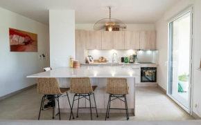 Spacious bright contemporary apartment